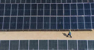 Despite huge amounts of sunshine, Iraq only opened its first industrial solar power plant in Karbala in late 2025Image: Anmar Khalil/AP Photo/picture allianc