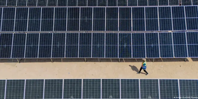 Despite huge amounts of sunshine, Iraq only opened its first industrial solar power plant in Karbala in late 2025Image: Anmar Khalil/AP Photo/picture allianc