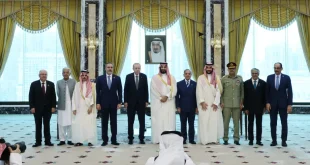 Turkish President Recep Tayyip Erdogan (5th L), Saudi Crown Prince Mohammed bin Salman (C) and Pakistani Prime Minister Shehbaz Sharif (5th R) pose for a family photo after signing a trilateral joint defense agreement in Mecca, Saudi Arabia, on August 7, 2026. [TUR Presidency /Murat Cetinmuhurdar – Anadolu Agency]