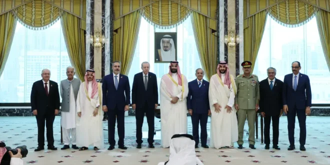 Turkish President Recep Tayyip Erdogan (5th L), Saudi Crown Prince Mohammed bin Salman (C) and Pakistani Prime Minister Shehbaz Sharif (5th R) pose for a family photo after signing a trilateral joint defense agreement in Mecca, Saudi Arabia, on August 7, 2026. [TUR Presidency /Murat Cetinmuhurdar – Anadolu Agency]