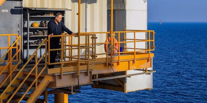 File photo: A worker stands on the Soroush offshore oil platform in Iran’s Persian Gulf